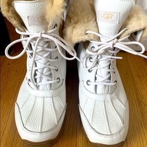 Women’s UGG snow boots